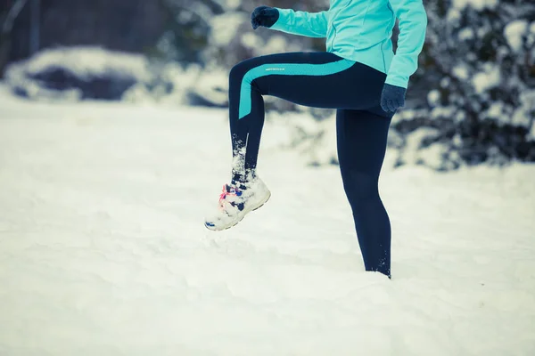 Uitvoeren van lady benen, sportieve kleding, winter fitness — Stockfoto