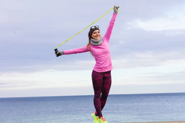 Nő edzés szabadtéri ugrókötél hideg napon — Stock Fotó