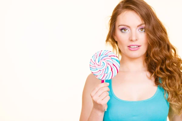 Mujer alegre chica con caramelo lollipop —  Fotos de Stock