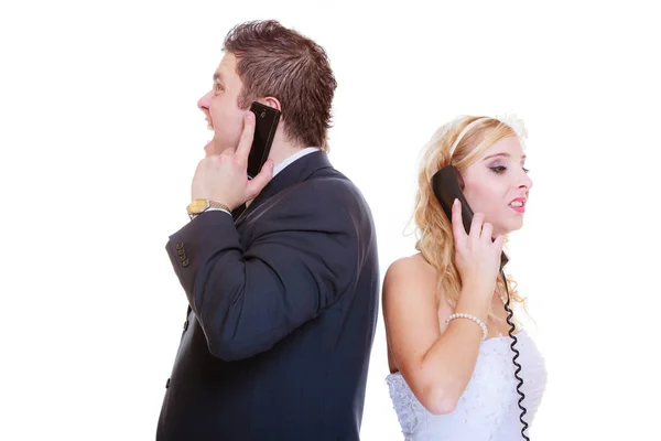 Novio y novia llamando el uno al otro —  Fotos de Stock