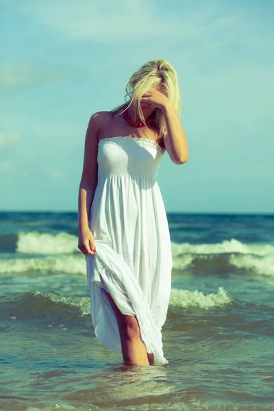 Junge Frau chillt am Strand. — Stockfoto