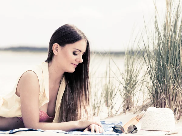 Frau rastet am Strand aus. — Stockfoto