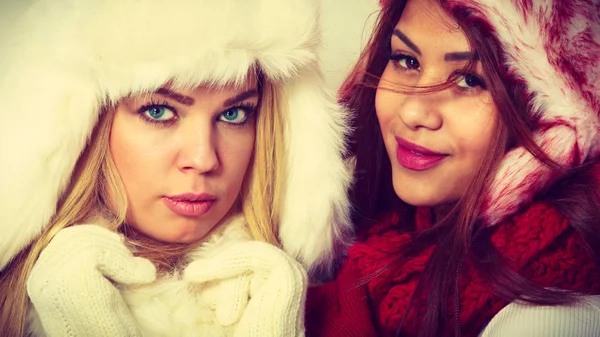 Dwie dziewczyny w ciepłe zimowe odzież portret. — Zdjęcie stockowe