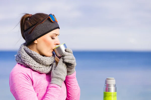 Fit mujer en el día frío calentamiento beber té —  Fotos de Stock