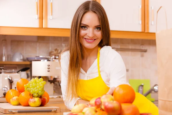 Vrouwelijke kok werkt in de keuken. — Stockfoto