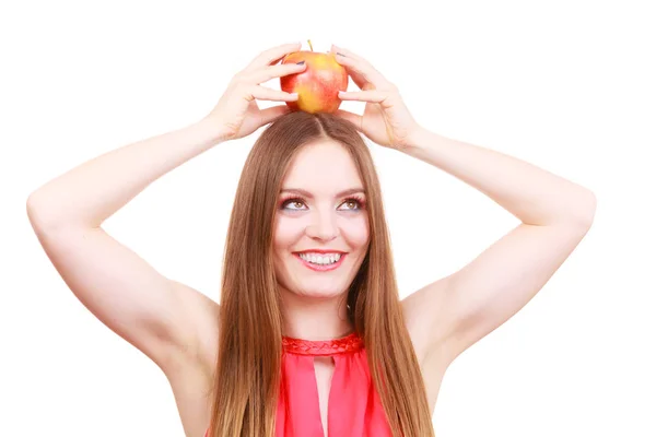 Schöne Frau hält Apfelfrucht auf dem Kopf — Stockfoto