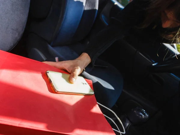 Inbreker dief stelen van smartphone en tas uit auto — Stockfoto