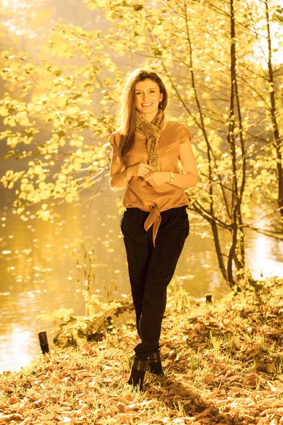 Chica dando un paseo cerca del río —  Fotos de Stock