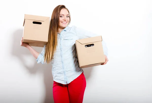 Mujer feliz mudándose a la casa llevando cajas . — Foto de Stock