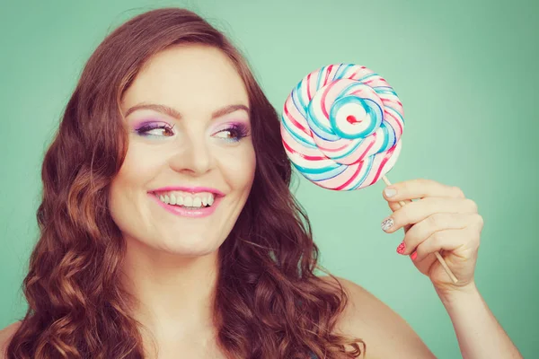 Usměvavá dívka s lízátko candy na šedozelená — Stock fotografie