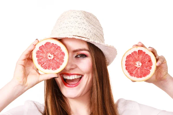 グレープ フルーツの柑橘系の果物の二つの部分で目を覆う少女 — ストック写真