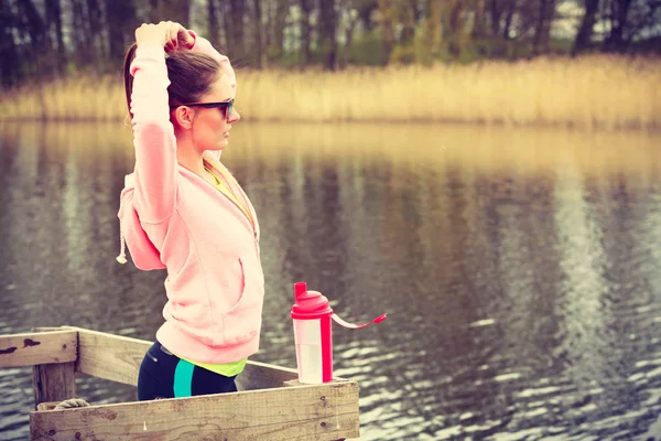 Mujer con botella de agua después de hacer ejercicio — Foto de Stock