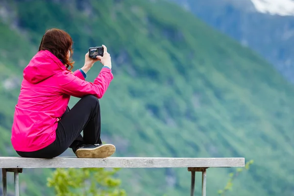 Turista con macchina fotografica guardando vista panoramica sulle montagne Norvegia — Foto Stock