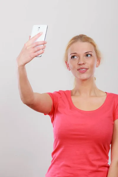 Mujer tomando fotos de sí misma con el teléfono —  Fotos de Stock