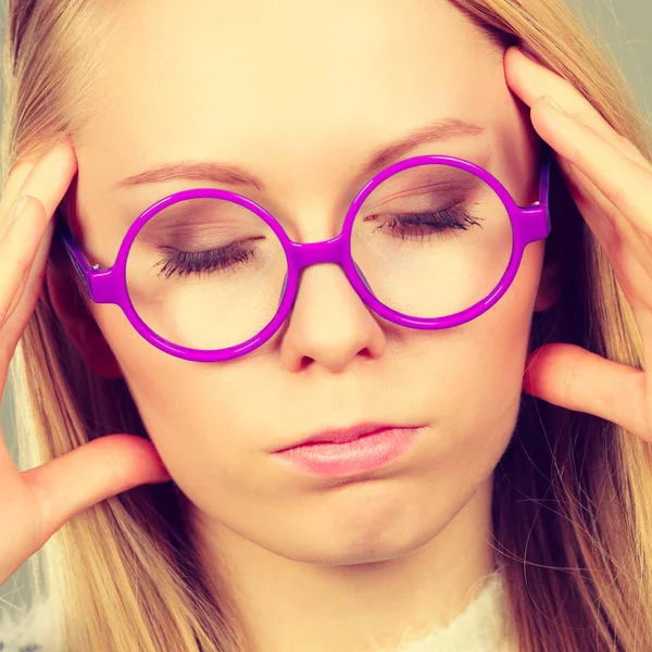 Nerd mujer en grande celebración cabeza —  Fotos de Stock