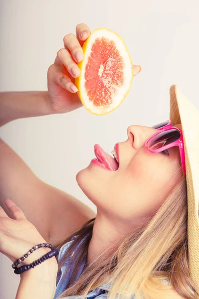 Menina de verão segurando bebida de toranja — Fotografia de Stock