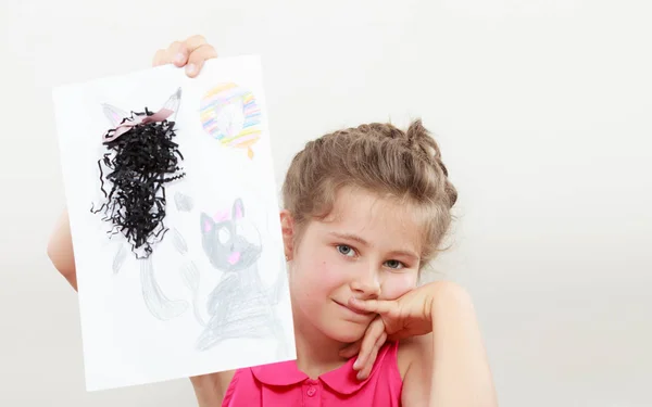Menina desenhar na sala de aula — Fotografia de Stock