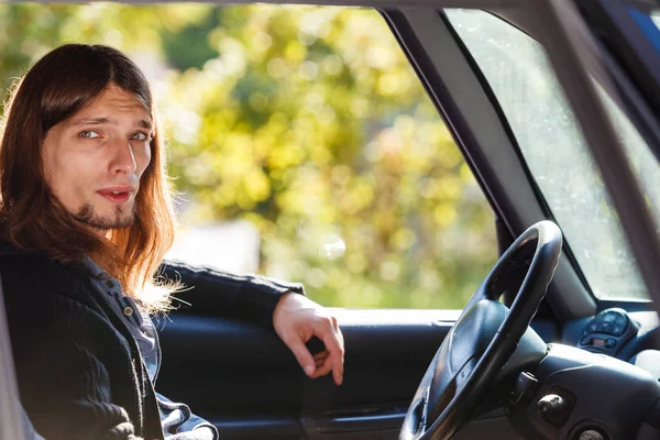 長い髪の運転の車を持つ若い男 — ストック写真