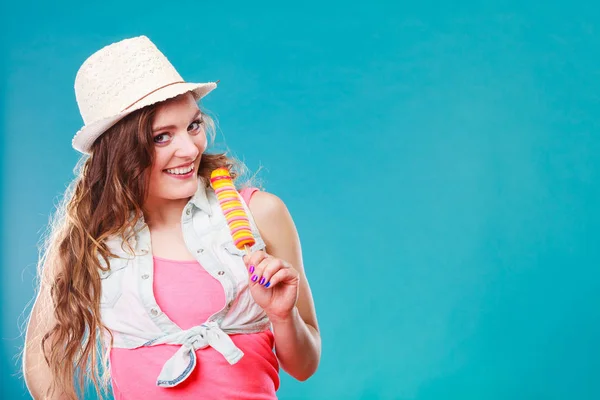 Žena v letním klobouku jíst zmrzlinu — Stock fotografie