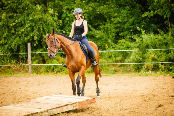 Jockey chica haciendo equitación en campo prado — Foto de Stock