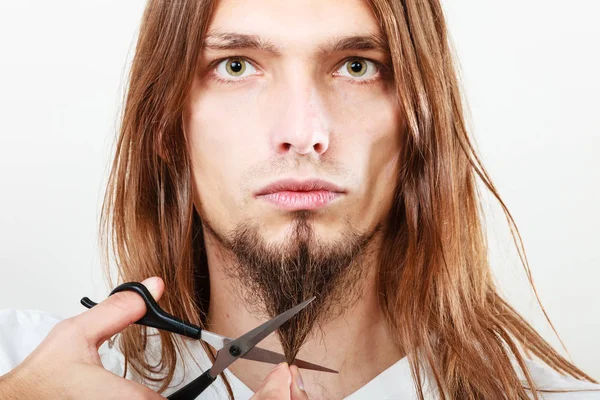 El hombre cortando su barba — Foto de Stock