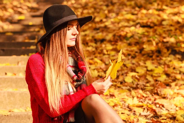 Frau entspannt sich im Herbstpark — Stockfoto