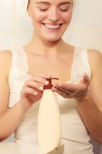 Woman applying moisturizer cream on her body — Stock Photo, Image