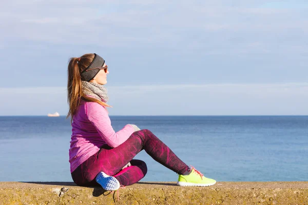 Woman resting after doing sports outdoors on cold day — Stock Photo, Image