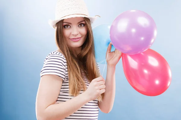 Kvinnan sommar glad flicka med färgglada ballonger — Stockfoto