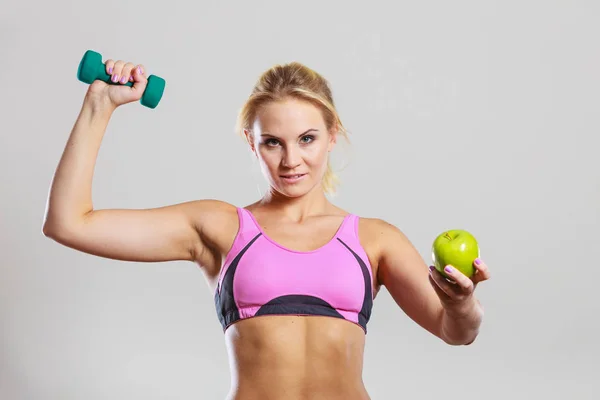 Corpo em forma de dieta. Menina detém halteres e frutas de maçã — Fotografia de Stock