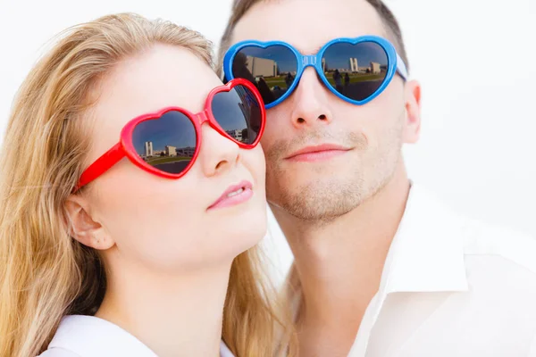 Man en vrouw met een zonnebril in hartvorm — Stockfoto