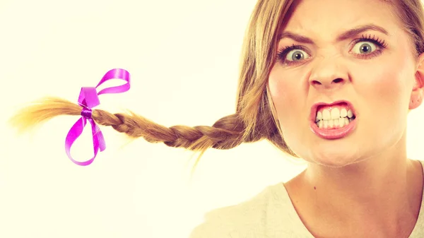 Adolescente chica en trenza cabello haciendo enojado cara —  Fotos de Stock