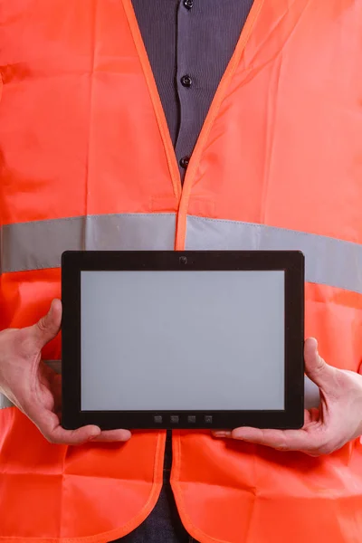 Trabajador masculino con tableta . —  Fotos de Stock