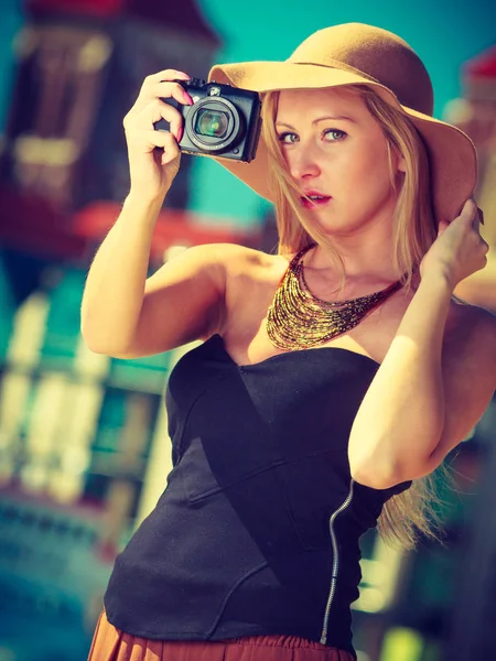 Beautiful elegant woman taking pictures with camera — Stock Photo, Image