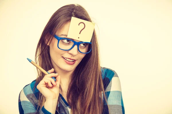 Mujer pensante con gafas grandes y bombilla — Foto de Stock