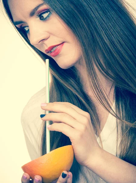 Женщина держит грейпфрут питьевой сок из фруктов — стоковое фото