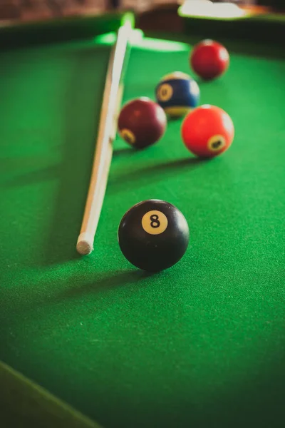 Snookerball und Stock auf Billardtisch — Stockfoto