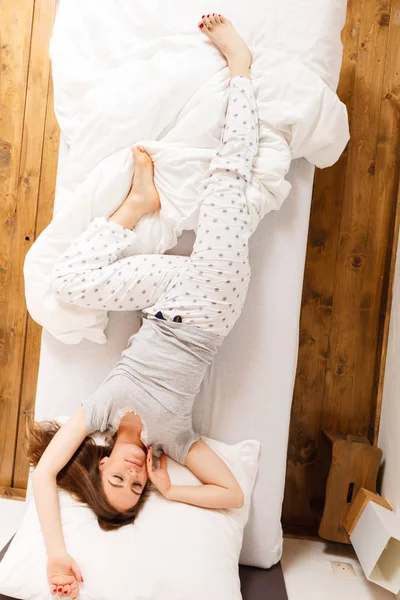 Femme allongée sur le lit, habillée en robe — Photographie ...