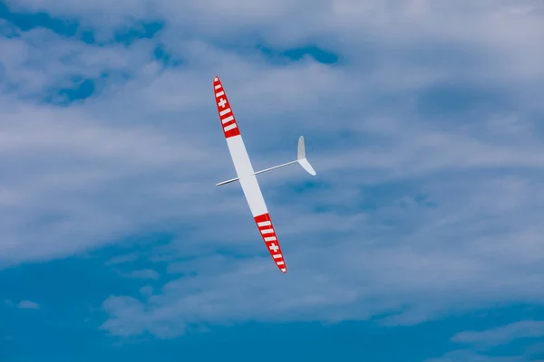 푸른 하늘에 폭등 Rc 비행기 — 스톡 사진