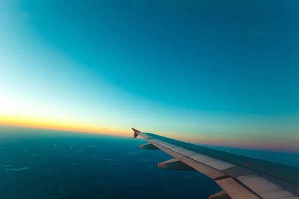 Θέα από το παράθυρο αεροπλάνο. Καθαρός ουρανός — Φωτογραφία Αρχείου