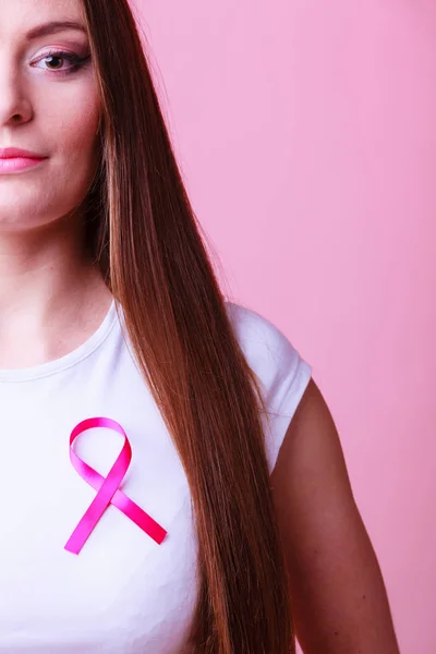 Жінка-жінка рожева ракова стрічка на грудях — стокове фото