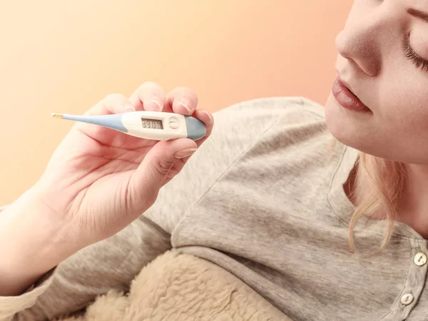 Syk kvinne med digitalt termometer . – stockfoto