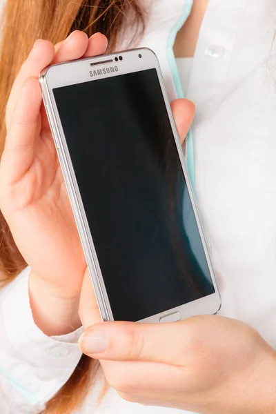 Samsung galaxie note 3 n9005 in händen am 4. Dezember 2014, polen — Stockfoto