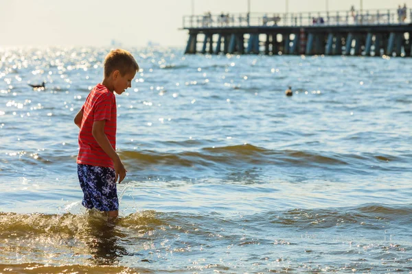 Junge geht am Strand spazieren. — Stockfoto