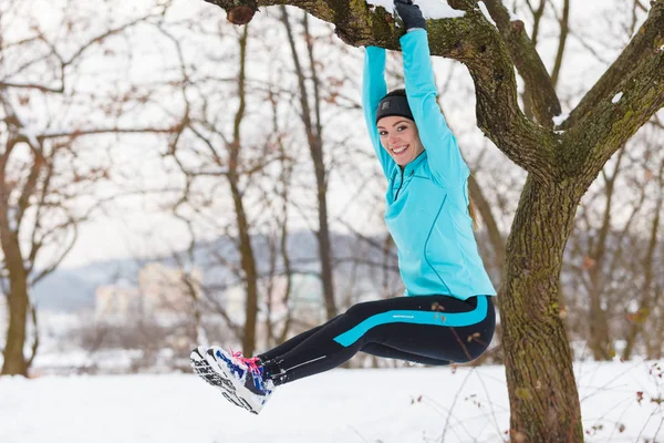 Sports d'hiver, fille faisant de l'exercice sur arbre . — Photo