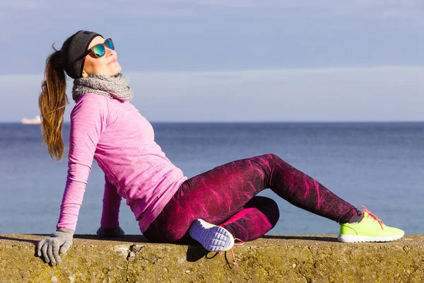 Femme se reposant après avoir fait du sport à l'extérieur par temps froid — Photo