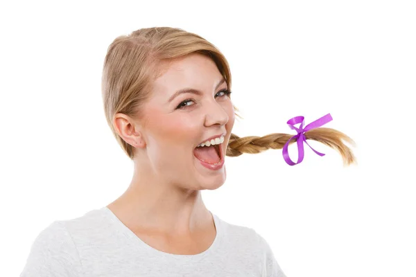 Teenager-Mädchen mit geflochtenem Haar macht glückliches Gesicht — Stockfoto