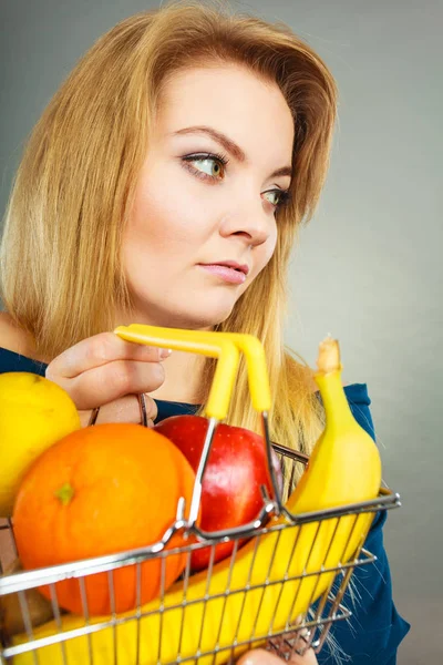 Femme tenant panier avec des fruits à l'intérieur — Photo