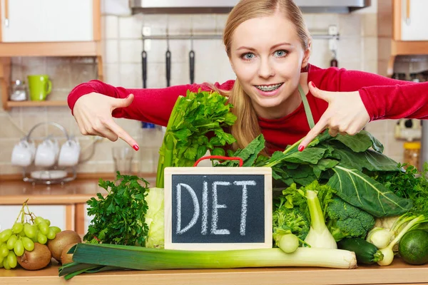 Donna in cucina con verdure dimagranti verdi — Foto Stock