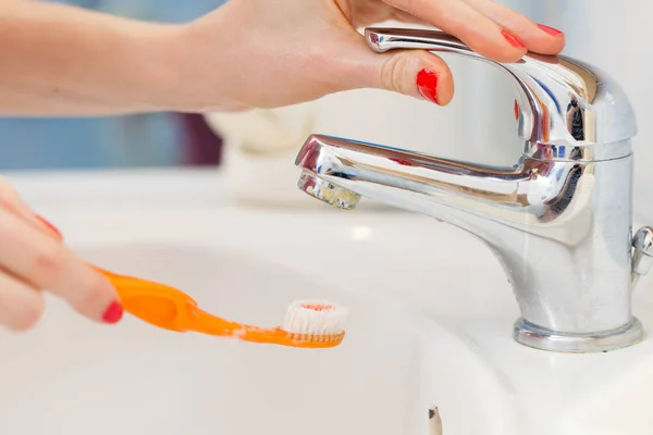 Femme qui nettoie sa brosse à dents — Photo